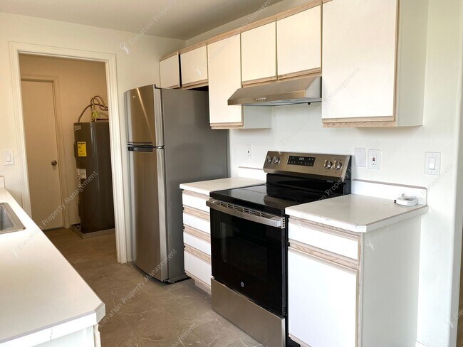 Building Photo - Bright Redmond Duplex — Steps from Umatilla Sports Complex, Garage & Fenced Yard