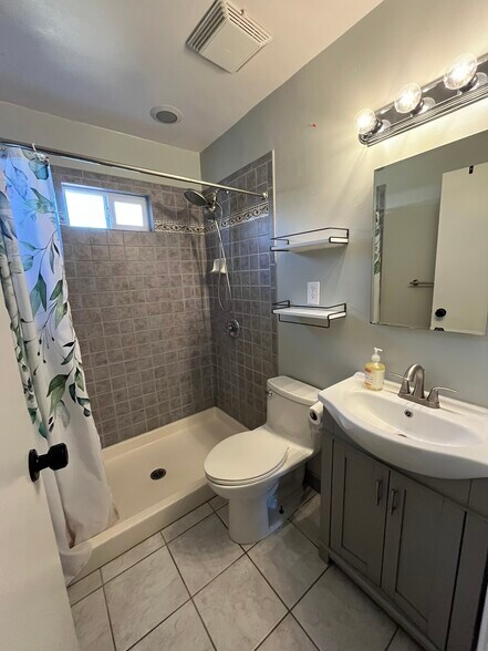 bathroom 2 - 1723 Bowling Green Dr
