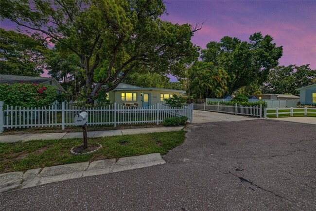 Building Photo - 4413 W Rogers Ave