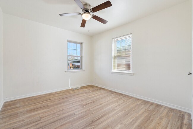 Building Photo - 1412 NE 38th St