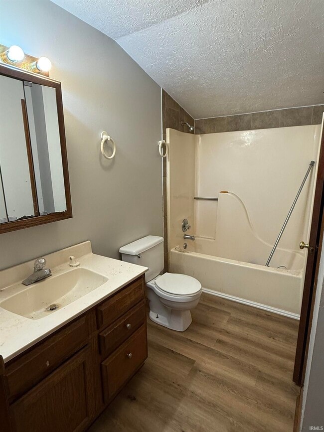 Building Photo - 1024 W Country Club Dr