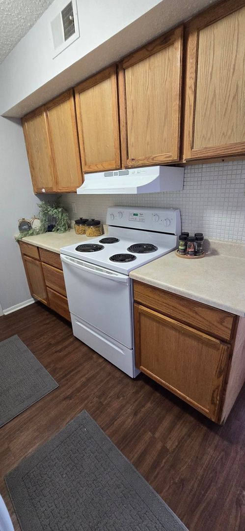 Building Photo - Renovated Two Bedroom Condo with Garage Space in Ladue School District