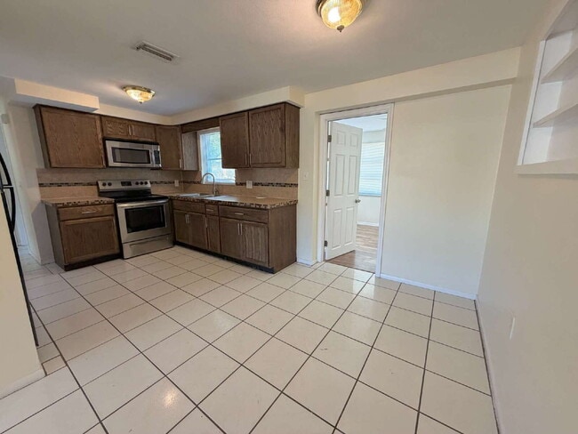 Building Photo - New Port Richey Home with Cozy 970 Sq Ft Layout!