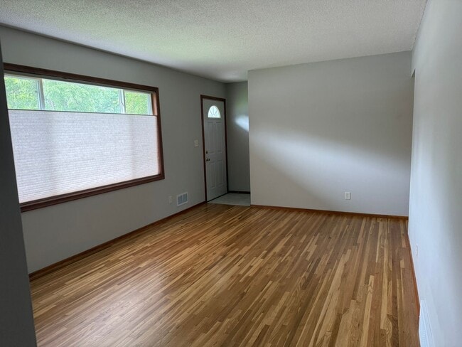 Building Photo - Newly Refreshed 3 Bedroom 1 Bath Single Family Home   This home shows beautifully and is waiting ...