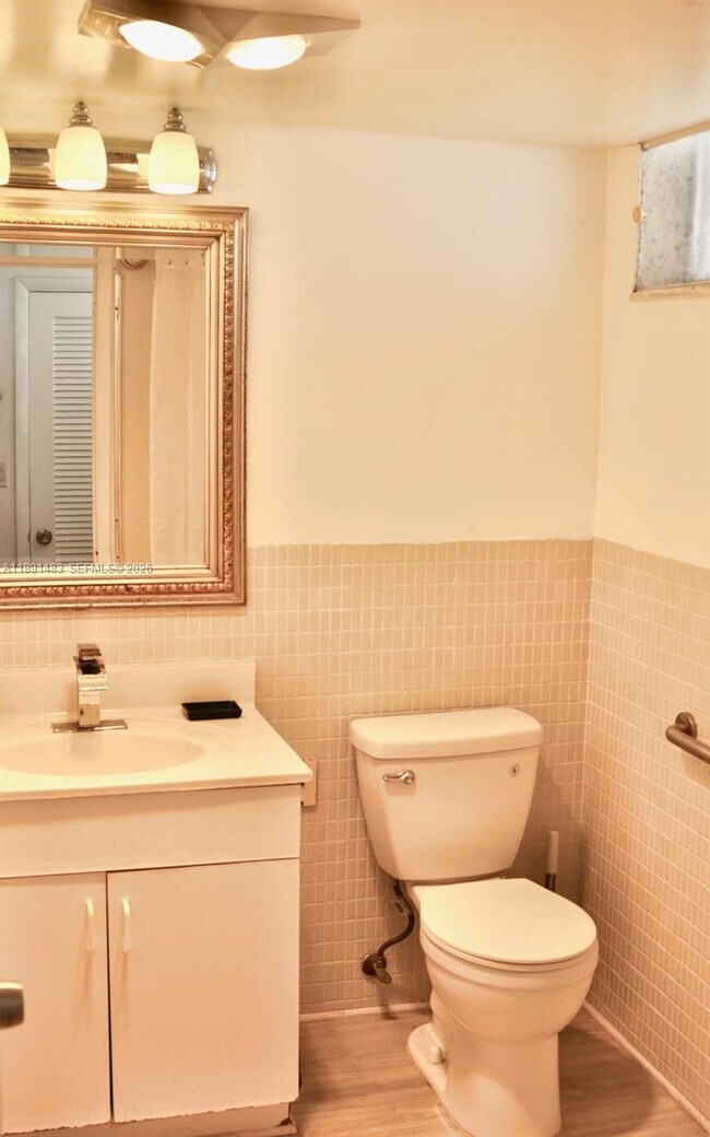 Building Photo - 2910 Point E Dr