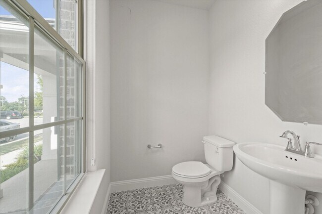Building Photo - 1045 Thomas Pl