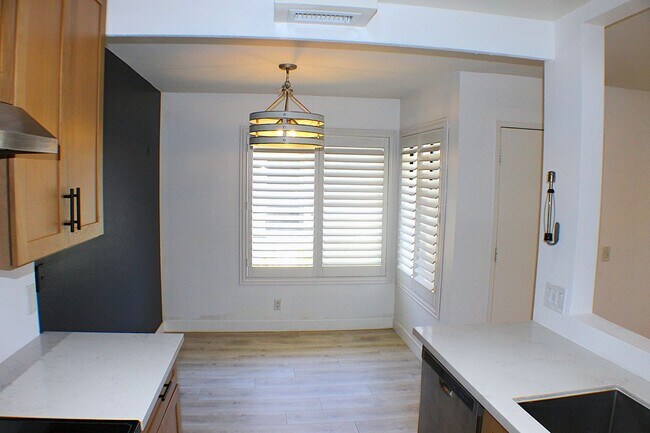 Building Photo - 1 bedroom Meadow Lane Condo available for ...