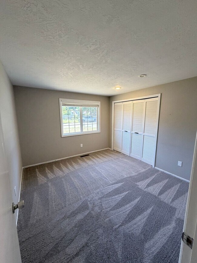 Building Photo - Well Maintained Three Bedroom Home in South Salem