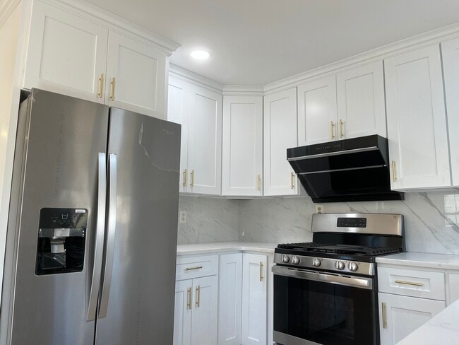 Building Photo - 65 Peacock Ln