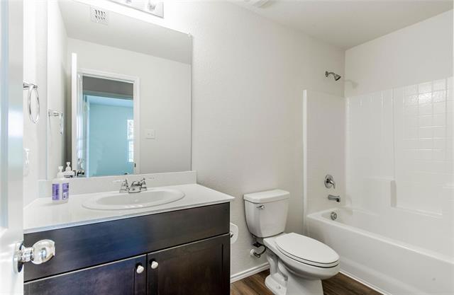 Building Photo - 305 Laurenbrooke Dr