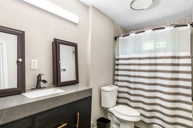 Building Photo - 218 Waterfall Dr