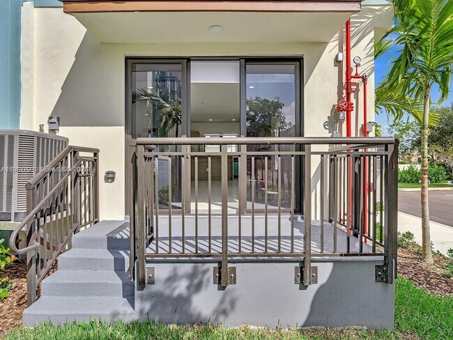 Building Photo - 6130 SW 36th Ct