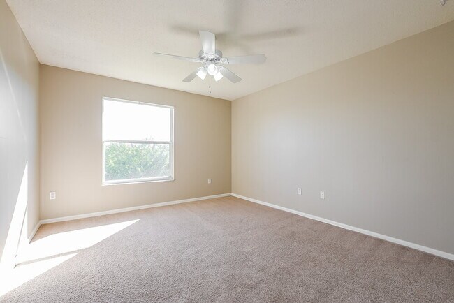 Building Photo - 2402 Ashecroft Dr