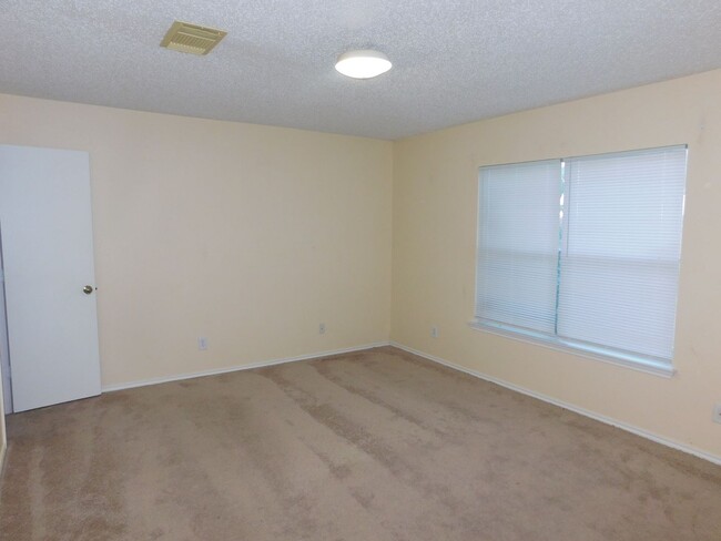 Building Photo - Beautifully maintained 3-bedroom, 2-bath home