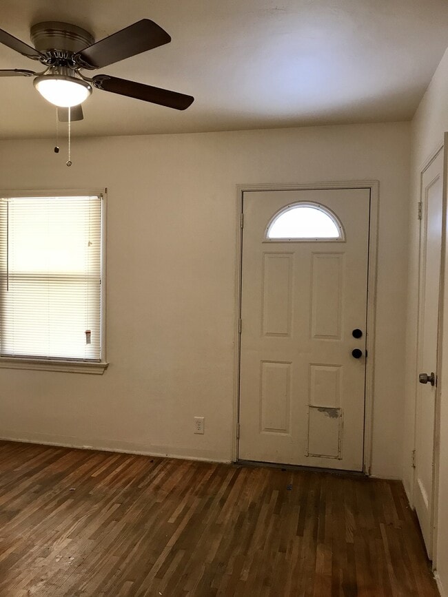 Building Photo - Adorable House in North Bakersfield!