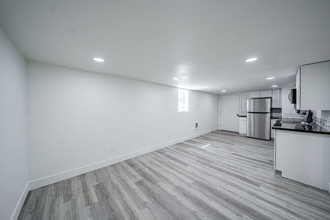 Building Photo - Lower unit renovated property near ISU.