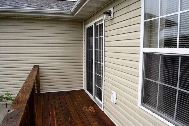 Building Photo - 3 bedroom 2 Bathroom Duplex in Hunters Ridge