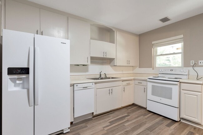 Building Photo - Single Family Home in Hoffman Heights - So...