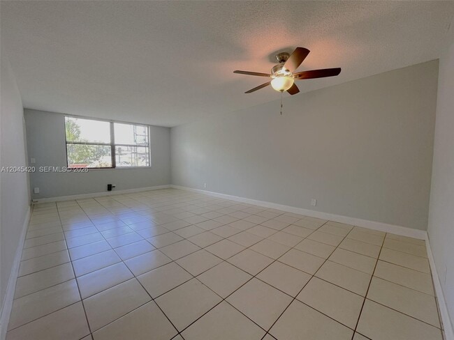 Building Photo - 3900 N Hills Dr