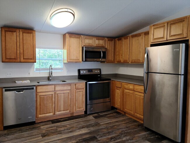 Building Photo - Updated 3 bed 2 bath