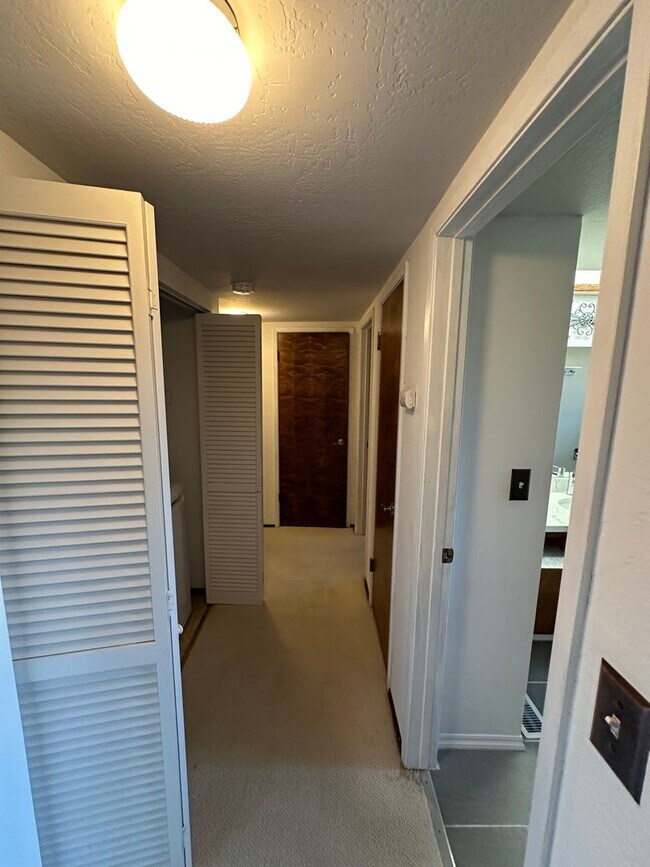 Building Photo - Expansive House in the Monclair Village, Q...