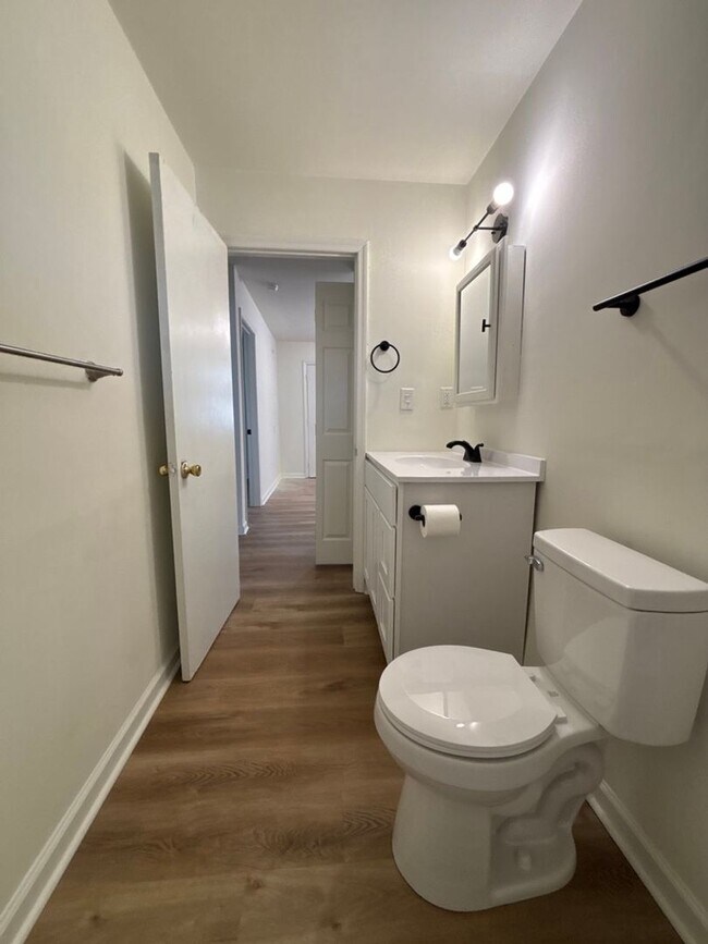 Building Photo - Newly renovated!