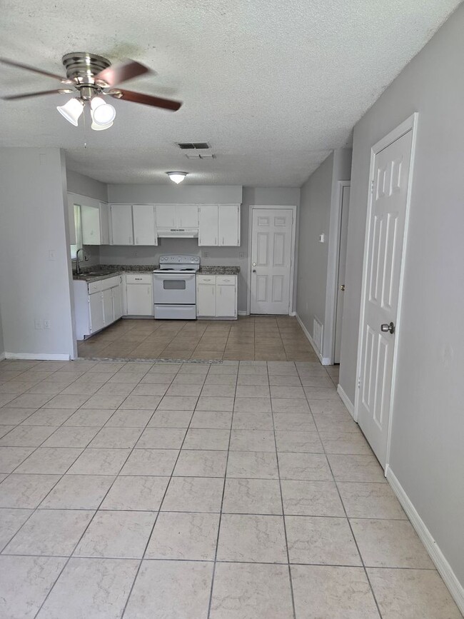 Building Photo - 2 BED / 1 BATH DUPLEX