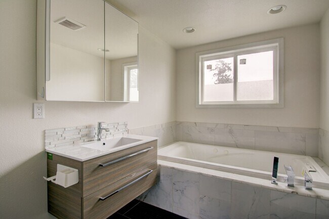 Building Photo - 3 bedroom/3 Bathroom House- In Town with Large yard