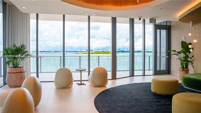 Building Photo - 700 NE 24th St