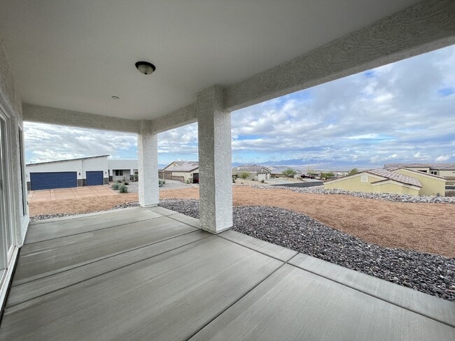 Building Photo - Beautiful Contemporary home with panoramic views! Community pool and club house use included.