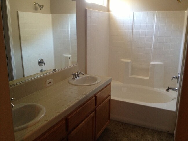 Building Photo - Beautiful NW Home 5 bed/2 bath $2700 Deposit & 2700 Rent