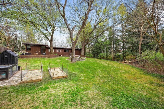 Building Photo - Mid-Century Home