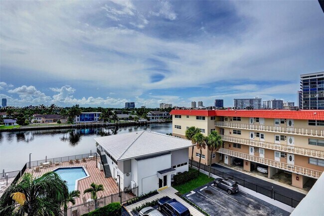 Building Photo - 3113 S Ocean Dr