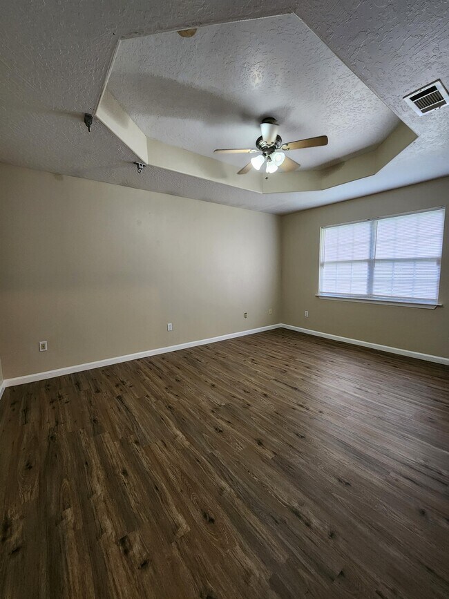 Building Photo - 8193 Redstone Dr