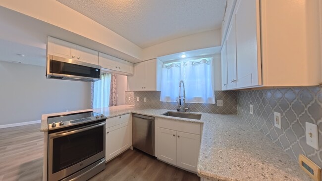 Building Photo - 1112 Woodgate Dr