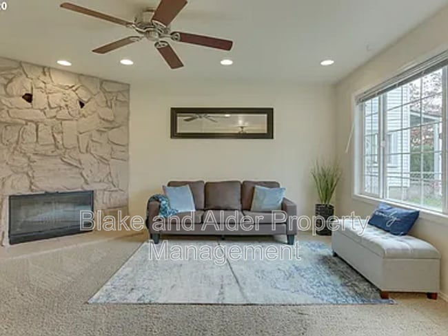 Building Photo - 9733 SE Ramona St