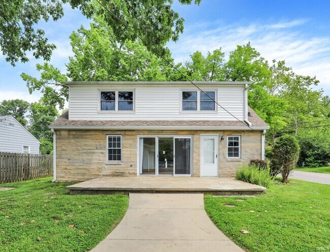 Building Photo - 916 E Maxwell Ln