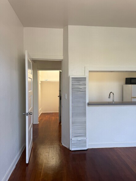 Building Photo - 1114 N Poinsettia Pl