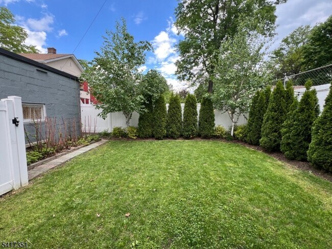 Building Photo - 33 Claremont Ave