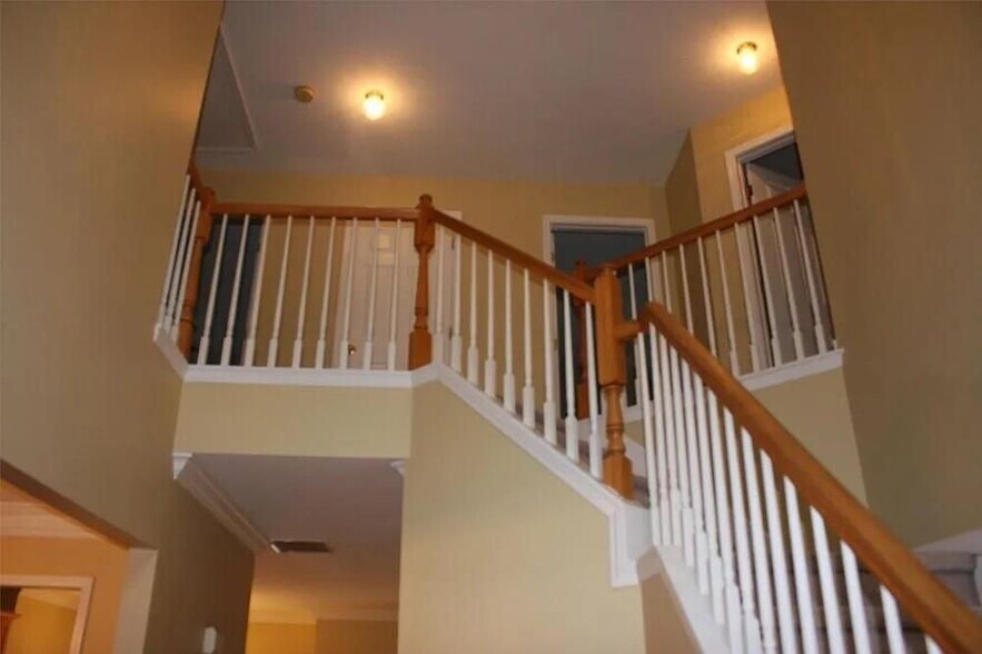 Building Photo - 12442 Waterside Dr