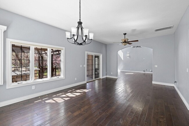 Building Photo - 5 Bedroom Dream Home!