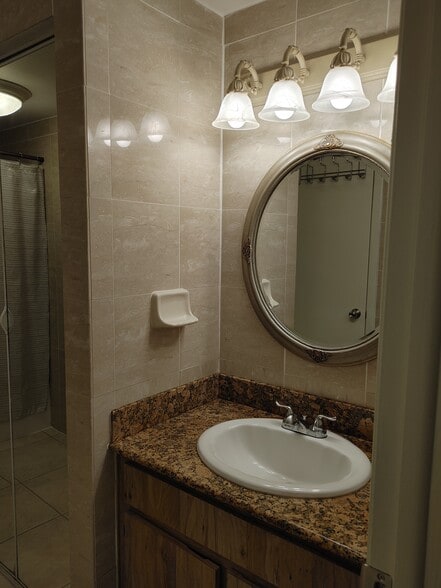 Building Photo - 2809 Cedaridge Dr