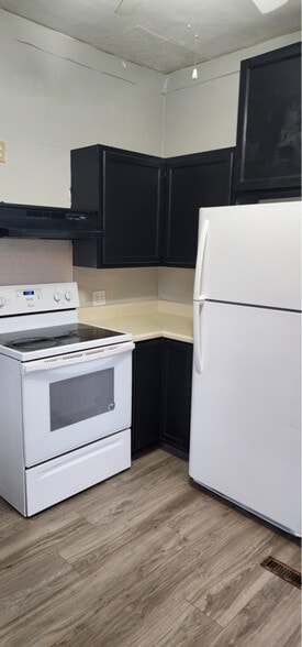 Building Photo - 144 S Main St