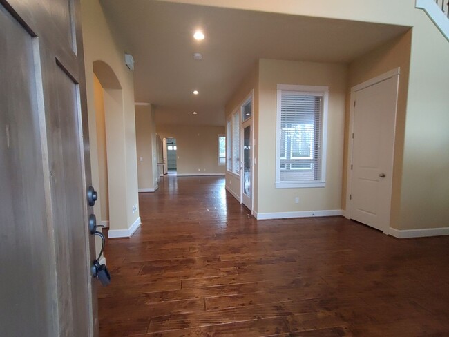 Building Photo - Stunning Renaissance Home, 5 bedroom 3 ful...