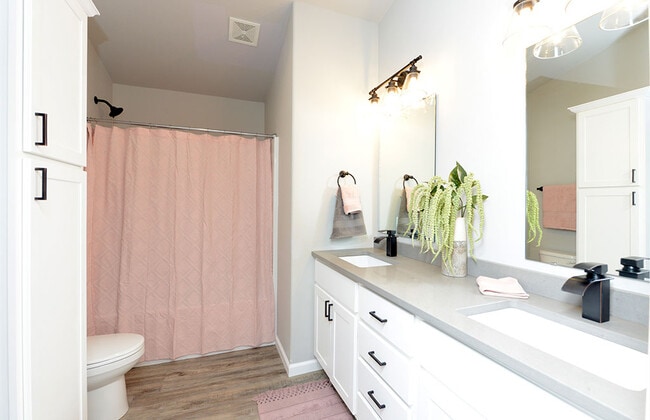 Building Photo - 813 United Dr