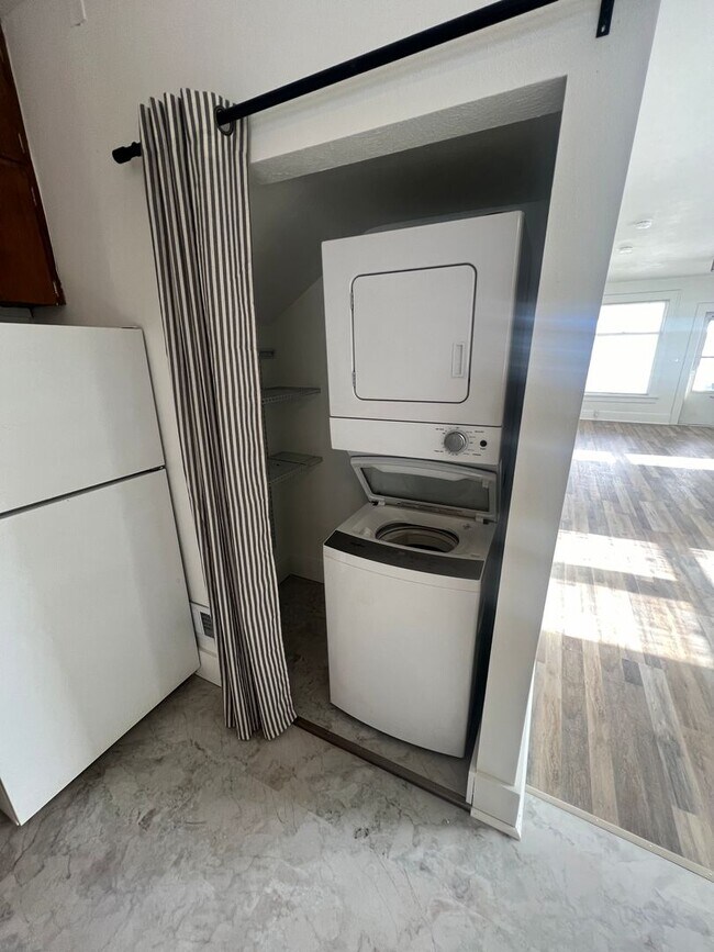 Building Photo - Charming Main Floor Apartment – 2 Bed, 1 B...