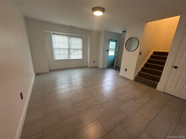 Building Photo - 256 Quassaick Ave