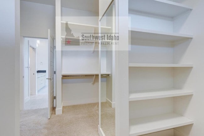 Building Photo - 476 W Buroak Dr