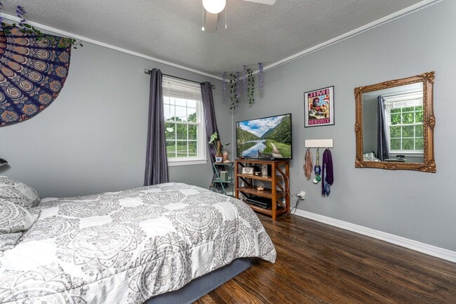 Building Photo - 206 River Heights Dr