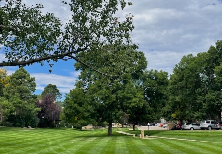 Mature landscaping…. Quiet neighborhood - 6036 Gunbarrel Ave